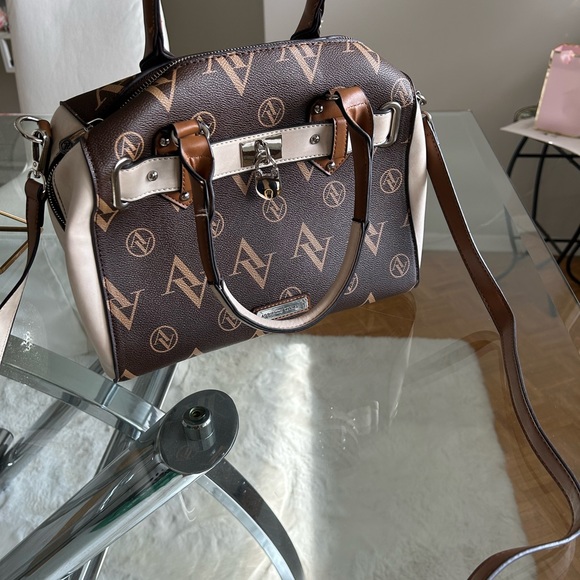 Adrienne Vittadini, Stylish & sophisticated, dome shaped satchel bag, brand new - Picture 2 of 4